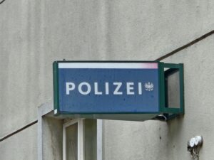 Divljanje u Brigittenauu: Povređen policajac