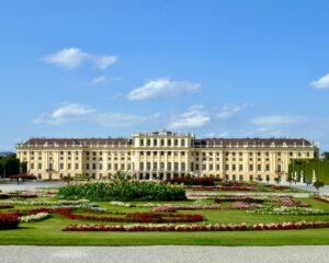 Brzi požar na rastinju u Schlosspark Schönbrunn ugašen