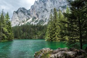 Zelena površina umesto smaragdne vode